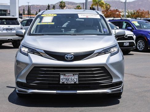 Certified 2023 Toyota Sienna LE AWD/4WD image 18
