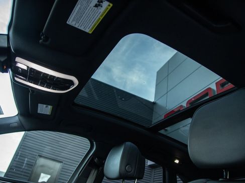 Certified 2023 Porsche Macan image 16