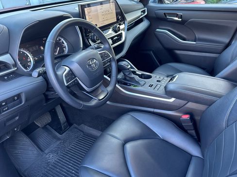 Used 2024 Toyota Highlander XLE image 12