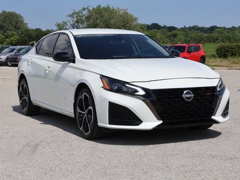 Used 2023 Nissan Altima 2.5 SR AWD/4WD image 4