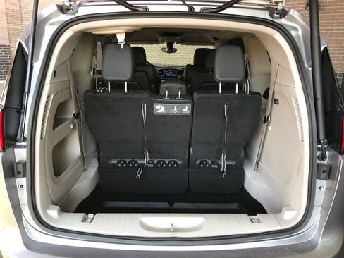 Used 2018 Chrysler Pacifica Touring-L image 10