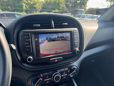 Used 2025 Kia Soul LX w/ LX Technology Package FWD image 18