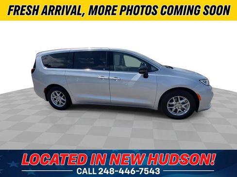 Used 2024 Chrysler Pacifica Touring-L FWD image 3