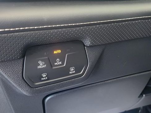 Used 2025 Volkswagen Atlas SE image 22