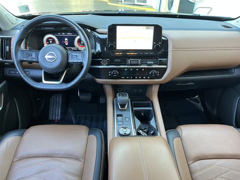 Used 2024 Nissan Pathfinder Platinum image 16