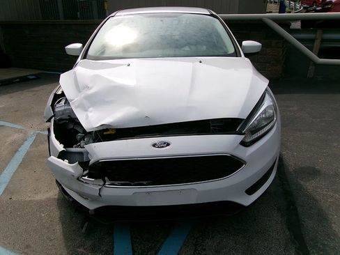 Used 2018 Ford Focus SE FWD image 2