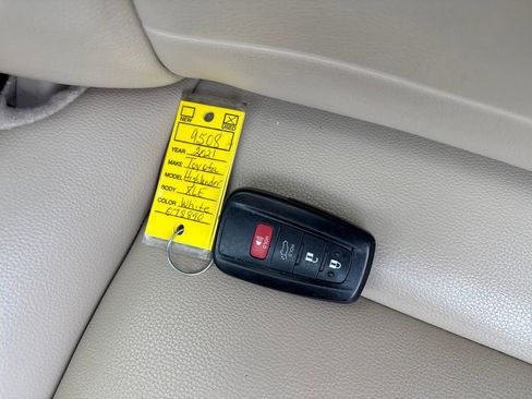 Used 2021 Toyota Highlander XLE FWD image 32