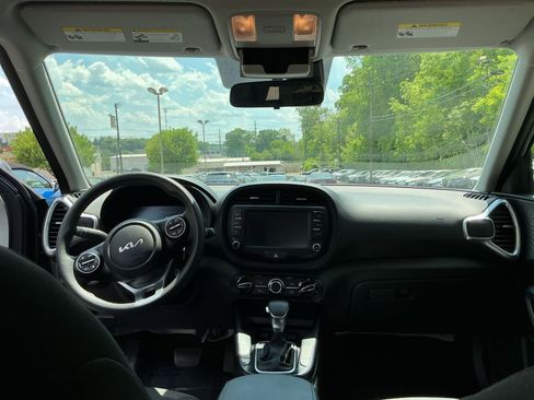 Used 2025 Kia Soul LX w/ LX Technology Package FWD image 28