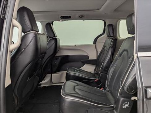 Used 2023 Chrysler Pacifica Limited FWD image 16