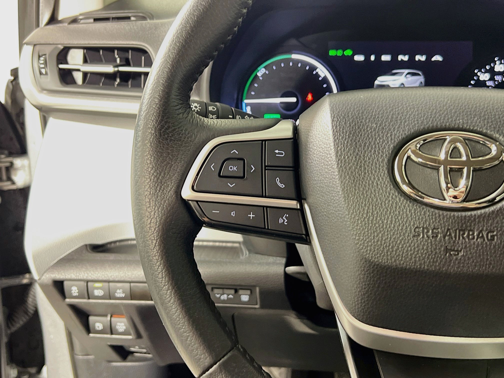 Used 2025 Toyota Sienna XLE w/ XLE Plus Package FWD image 19