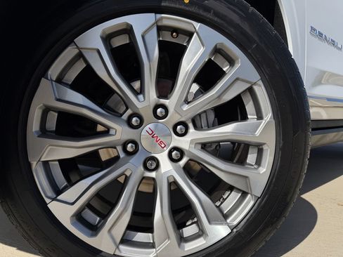 Used 2022 GMC Yukon Denali AWD/4WD image 9