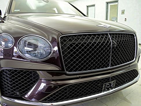 Used 2024 Bentley Bentayga image 9