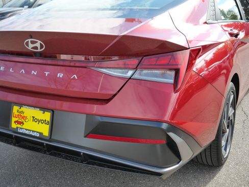 Used 2025 Hyundai Elantra SEL FWD image 17