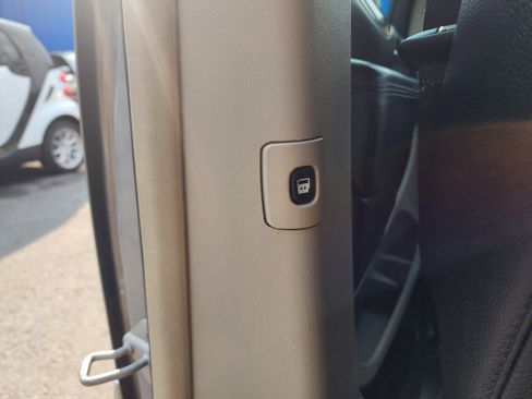 Used 2014 Chrysler Town & Country Touring image 22