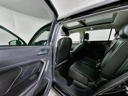 Used 2024 Volkswagen Tiguan SE w/ Panoramic Sunroof Package FWD image 18