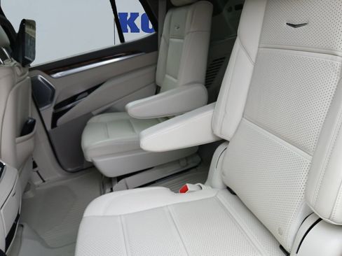 Used 2025 Cadillac Escalade Sport Platinum w/ LPO, Floor Liner Package AWD/4WD image 16