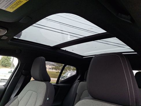 Used 2024 Volvo XC40 B5 Core image 17