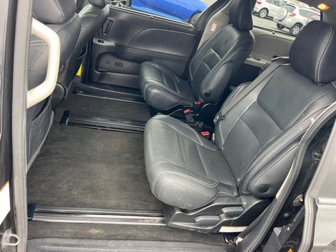 Used 2015 Toyota Sienna SE Premium image 12
