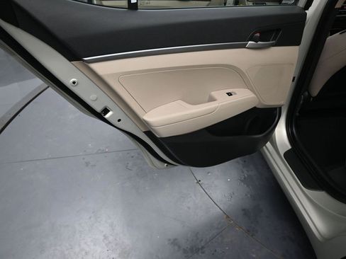 Used 2017 Hyundai Elantra SE w/ Cargo Package image 25