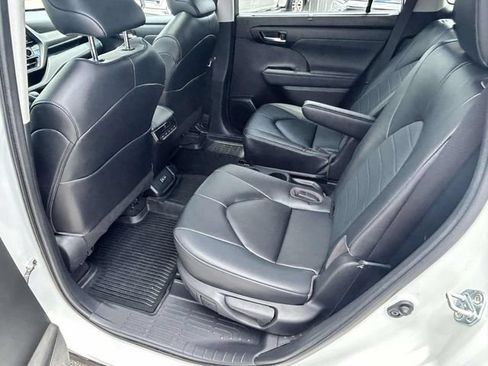 Used 2023 Toyota Highlander XLE FWD image 9