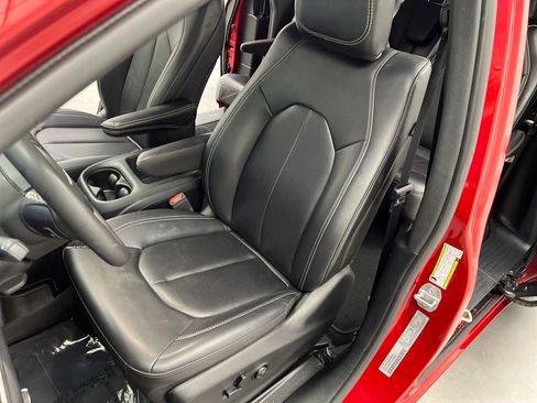 Used 2025 Chrysler Pacifica Select FWD image 9