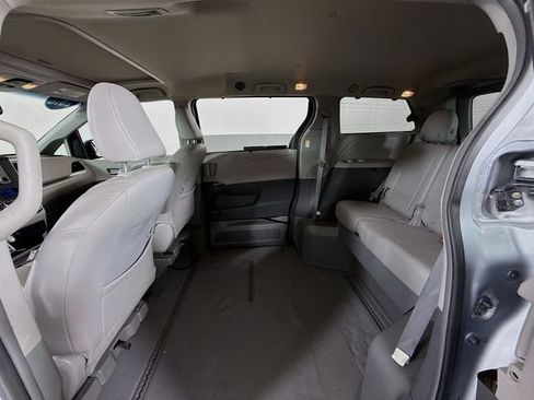 Used 2016 Toyota Sienna XLE image 9
