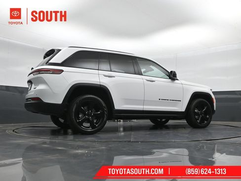 Used 2023 Jeep Grand Cherokee Limited w/ Luxury Tech Group II AWD/4WD image 43