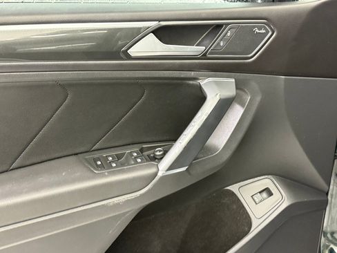 Used 2018 Volkswagen Tiguan SEL Premium image 13