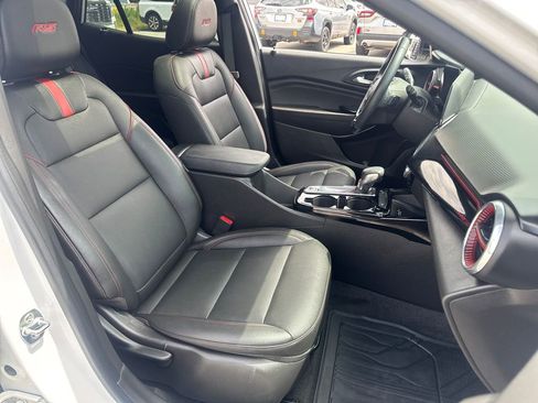 Used 2025 Chevrolet Trax RS w/ Sunroof Package FWD image 13