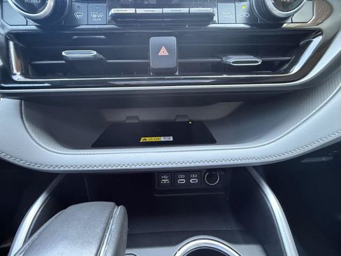 Used 2023 Toyota Highlander XLE FWD image 7