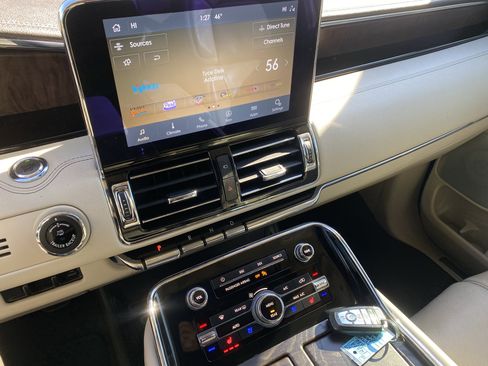 Used 2020 Lincoln Navigator Reserve w/ Luxury Package image 25