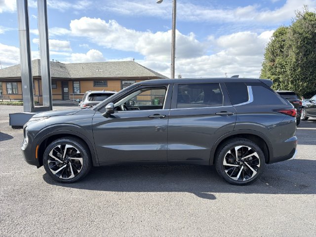 Used 2024 Mitsubishi Outlander SE FWD image 2