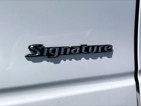 Used 2005 Lincoln Town Car Signature image 23