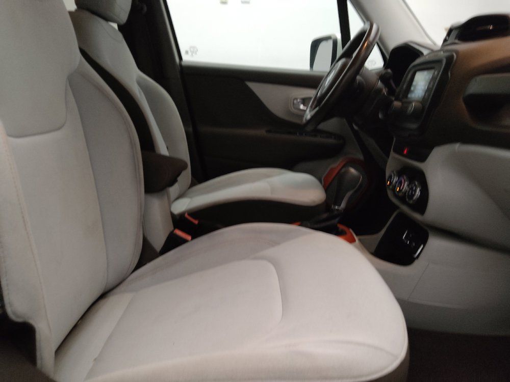 Used 2017 Jeep Renegade Latitude FWD image 21