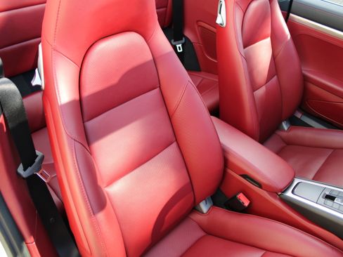 Certified 2019 Porsche 911 Carrera S image 32