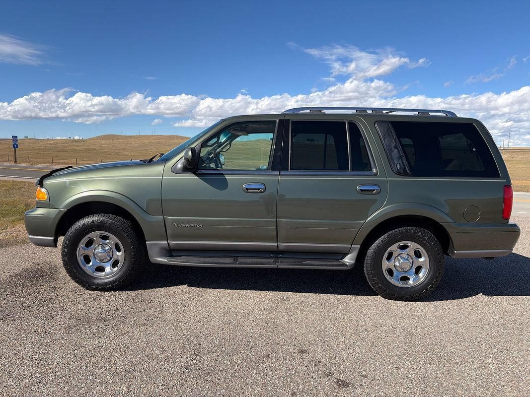 Used 2001 Lincoln Navigator 4WD image 2