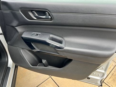 Used 2024 Nissan Pathfinder SV FWD image 6