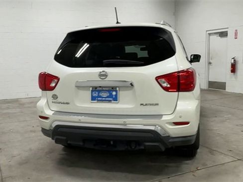 Used 2017 Nissan Pathfinder Platinum image 2