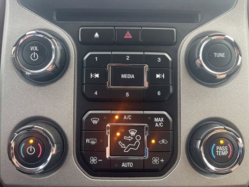 Used 2014 Ford F250 Lariat w/ Lariat Interior Package image 20