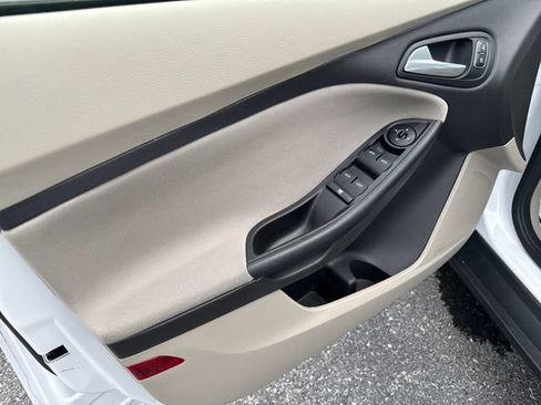 Used 2017 Ford Focus SE w/ Interior Protection Package FWD image 10