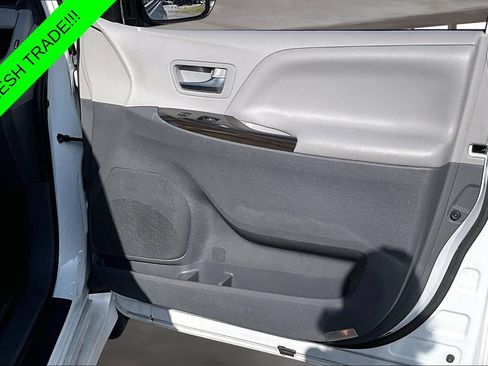 Used 2020 Toyota Sienna XLE Premium AWD/4WD image 28