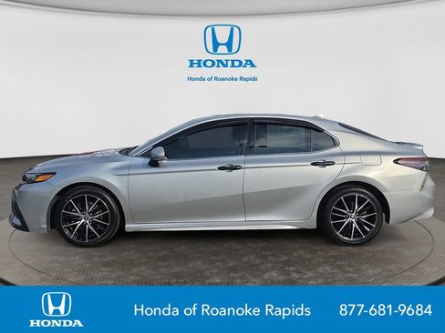 Used 2022 Toyota Camry SE FWD image 2