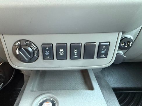 Used 2021 Nissan Frontier SV w/ Midnight Edition Floor Mats image 29