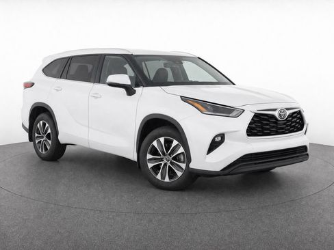 Used 2023 Toyota Highlander XLE AWD/4WD image 2