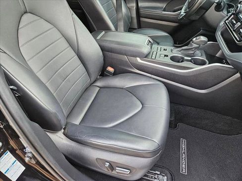 Used 2020 Toyota Highlander XLE image 23