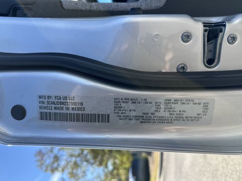 Used 2025 Jeep Compass Latitude image 31