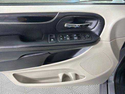 Used 2019 Dodge Grand Caravan SXT image 8