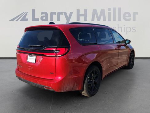 New 2026 Chrysler Pacifica Select image 6