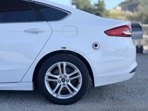 Used 2018 Ford Fusion SE w/ Equipment Group 602A FWD image 5