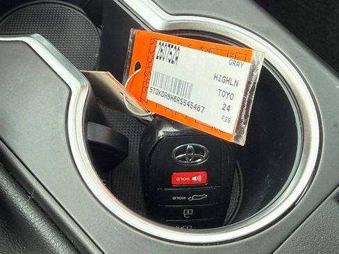 Used 2024 Toyota Highlander XSE AWD/4WD image 31